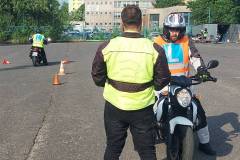S-instruktorem-na-cvicne-plose-motocykl